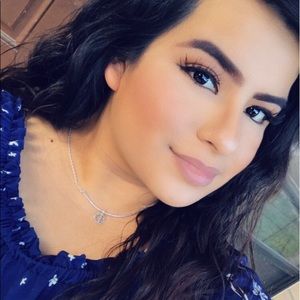 Meet your Posher, Deyanira